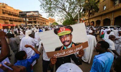 بالصور.. مسيرة مؤيدة للمجلس العسكري السوداني في الخرطوم