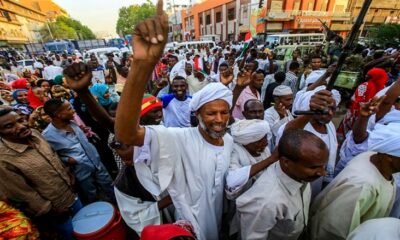 بالصور.. مسيرة مؤيدة للمجلس العسكري السوداني في الخرطوم