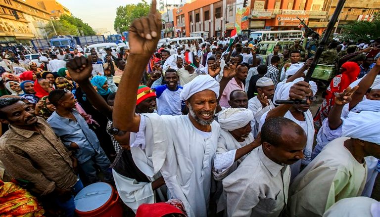 بالصور.. مسيرة مؤيدة للمجلس العسكري السوداني في الخرطوم