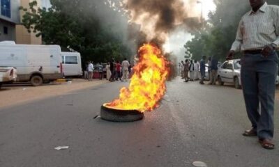 بالصور : احتجاجات مطالبه بالحكم العسكري امام مقر سونا بالخرطوم