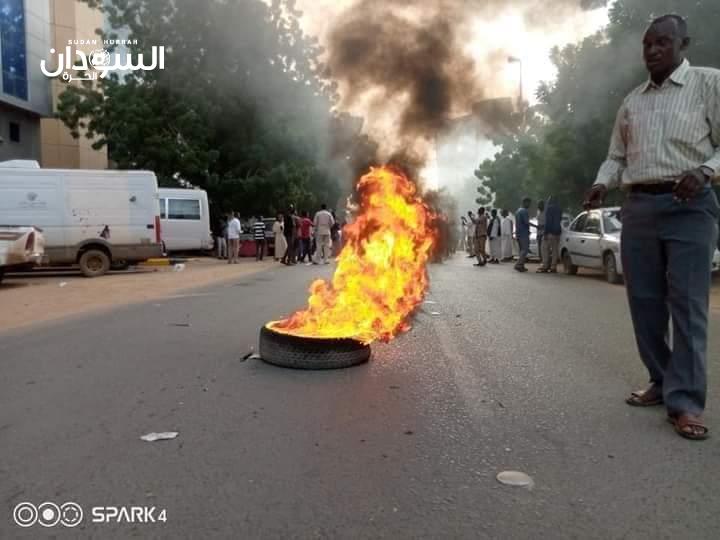 بالصور : احتجاجات مطالبه بالحكم العسكري امام مقر سونا بالخرطوم