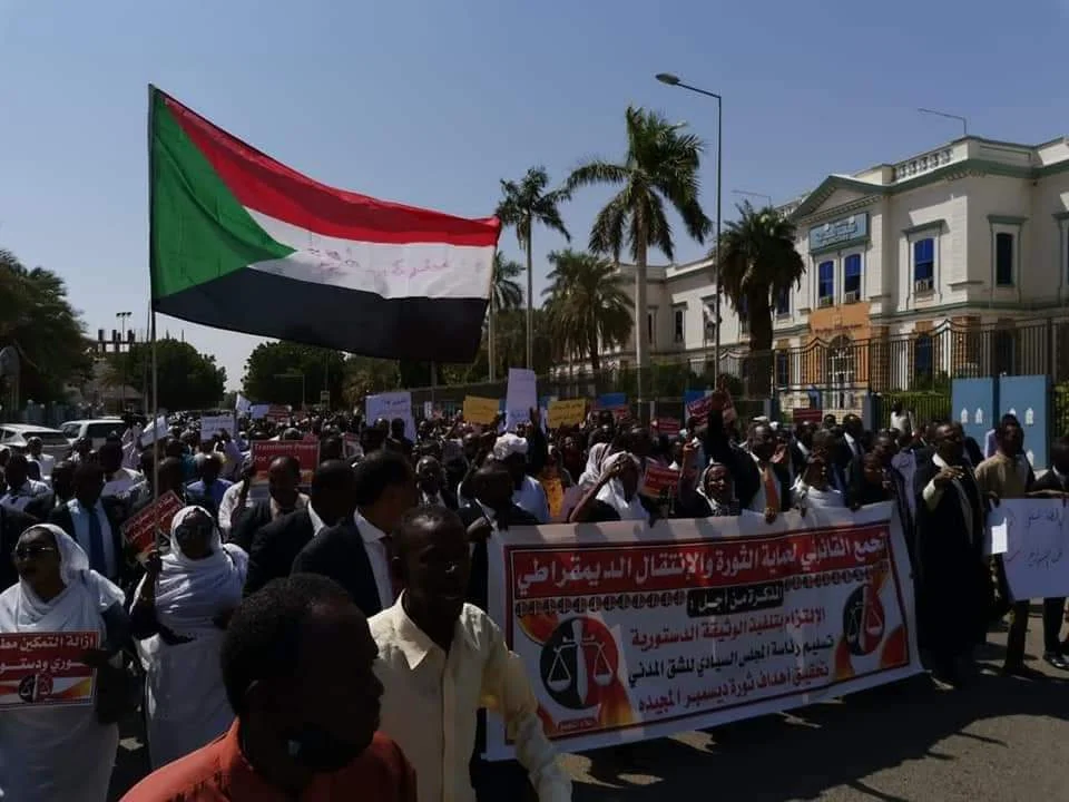 منع موكب القانونيين من الوصول إلى القصر