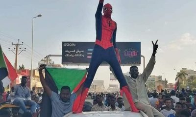 بالصور«سبايدر مان» يشارك في مظاهرات السودان