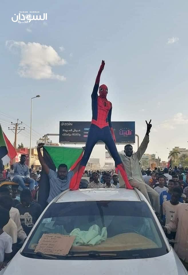 بالصور«سبايدر مان» يشارك في مظاهرات السودان