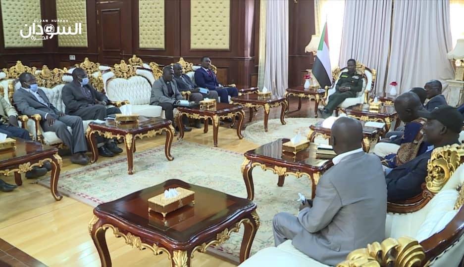 عضو السيادي الفريق أول ركن شمس الدين يلتقي مجلس الكنائس