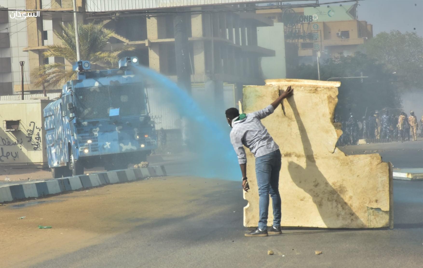 اصابة العشرات من القوات النظامية بموكب 25ديسمبر