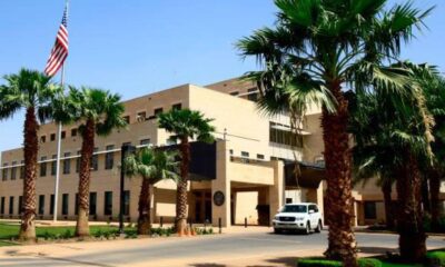 السفارة الأمريكية بالخرطوم تدعو رعاياها لتجنب السفر والابتعاد عن الطرق
