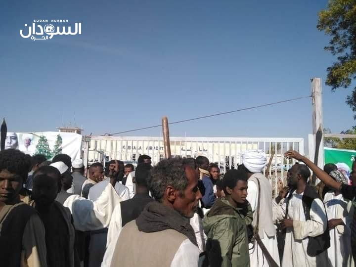 بالصور: جموع غفيرة كانت في إستقبال الناظر ترك لحظة وصولة مطار كسلا