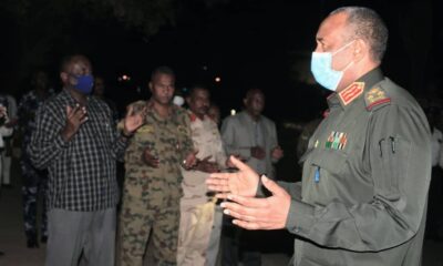 بالصور: البرهان يؤدي صلاة الجنازة على شهيد الشرطة