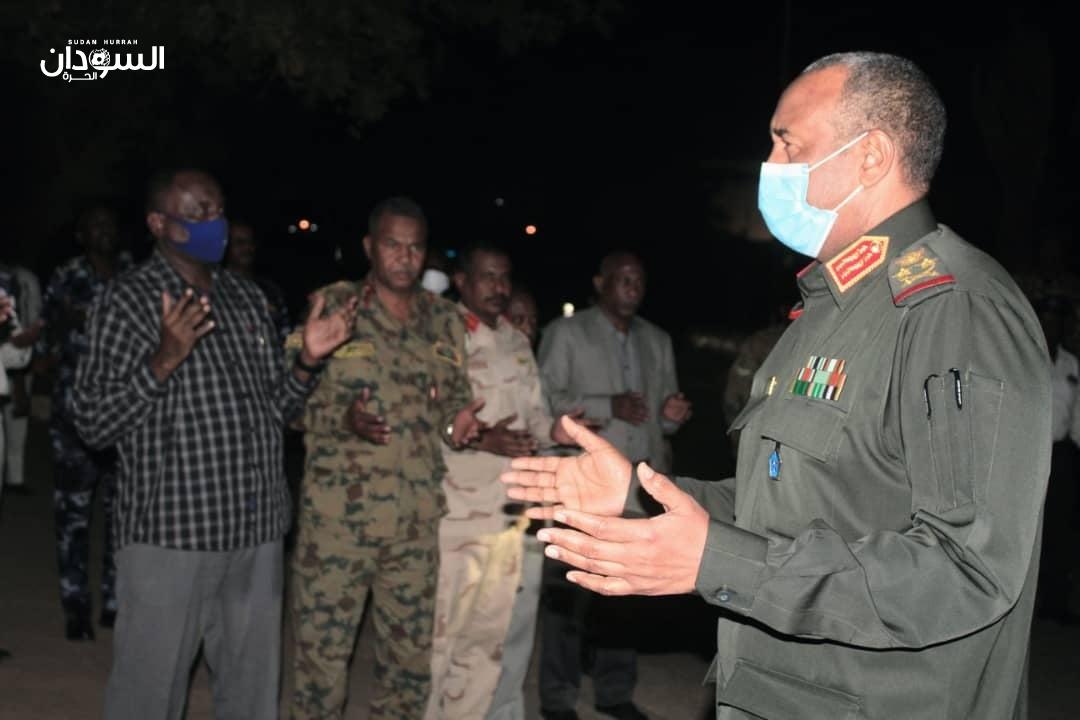 بالصور: البرهان يؤدي صلاة الجنازة على شهيد الشرطة