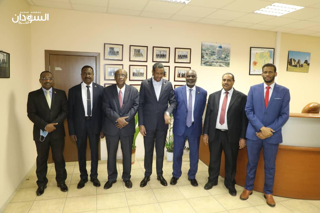 دقلو يوجه بإلغاء الرسوم القنصلية على طلاب المنح ويتبرع بـ(100) ألف لصندوق الجالية بروسيا