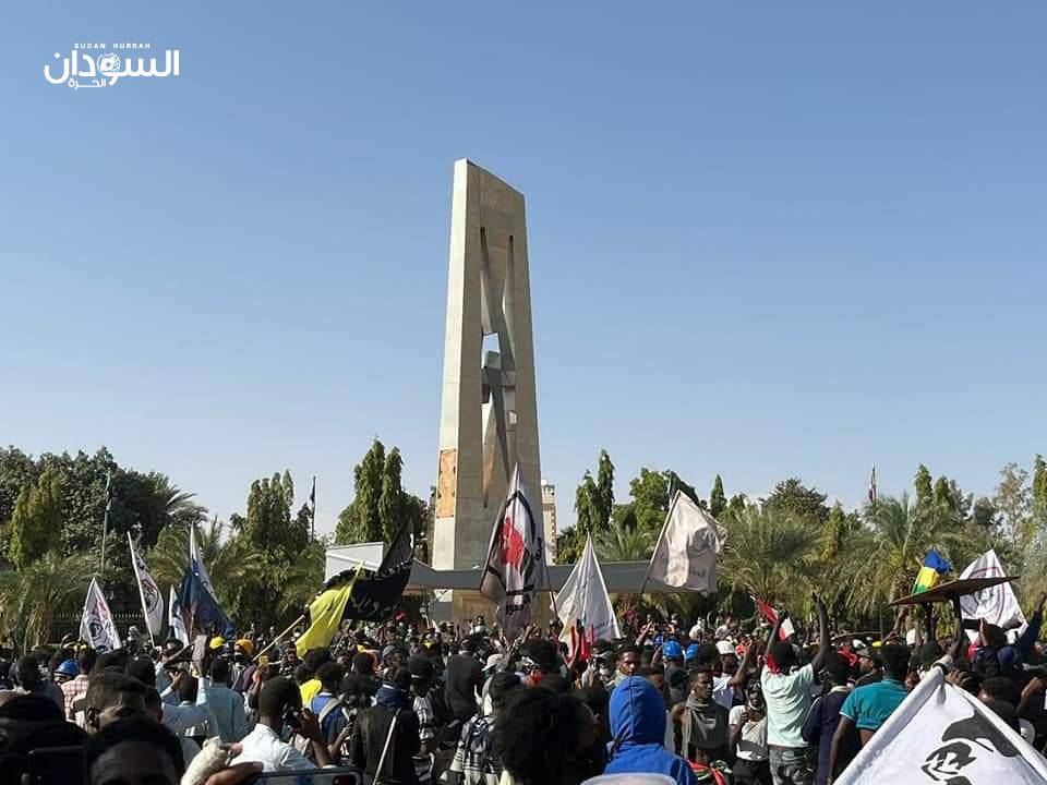 عاجل: الثوار يصلون بوّابة القصر الجمهوري الجنوبية