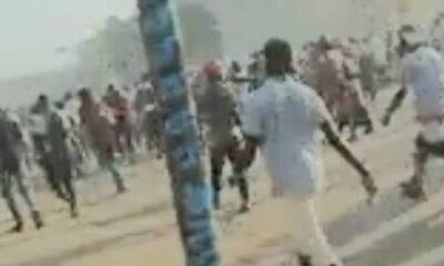 عاجل: القوات الأمنية تبدأ في تفريق الثوار من أمام القصر الجمهوري، عبر البمبان والقنابل الصوتية، وأصوات رصاص تتعالى في الشوارع المُحيطة بالقصر