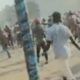 عاجل: القوات الأمنية تبدأ في تفريق الثوار من أمام القصر الجمهوري، عبر البمبان والقنابل الصوتية، وأصوات رصاص تتعالى في الشوارع المُحيطة بالقصر