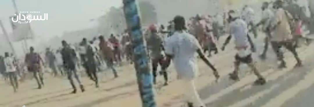 عاجل: القوات الأمنية تبدأ في تفريق الثوار من أمام القصر الجمهوري، عبر البمبان والقنابل الصوتية، وأصوات رصاص تتعالى في الشوارع المُحيطة بالقصر