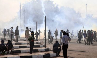 الشرطة تطلق الغاز المسيل للدموع على المتظاهرين قرب “شروني” – السودان الحرة