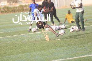 اقتحم قائمة (جينيس) للأرقام القياسية .. سوداني بساق خشبية يدخل تاريخ كرة القدم