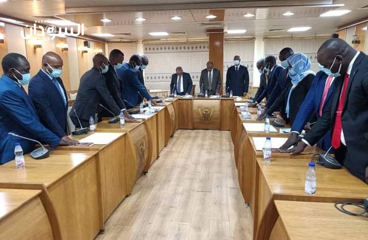 دبلوماسيون يؤدون القسم أمام وزير الخارجية