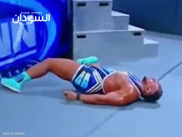 بالصور .. مصارع شهير يتعرض لكسر في الرقبة