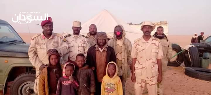 بالصور .. إنقاذ عائلة من الهلاك في الصحراء