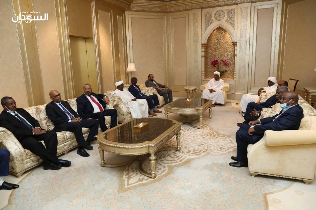البرهان يوجه بتذليل العقبات والتحديات التي تواجه الجالية السودانية بالإمارات