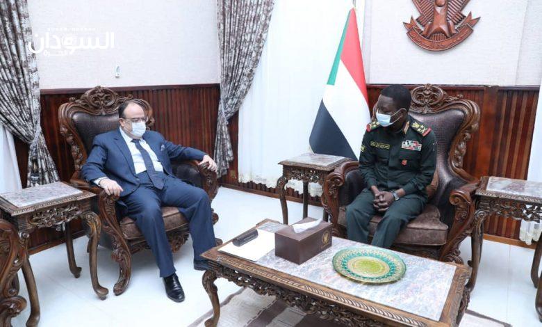 تفاصيل لقاء بين كباشي والسفير المصري