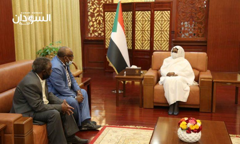 السيادي يتعهد بمعالجة قضايا العائدين والمهجرين من جنوب السودان