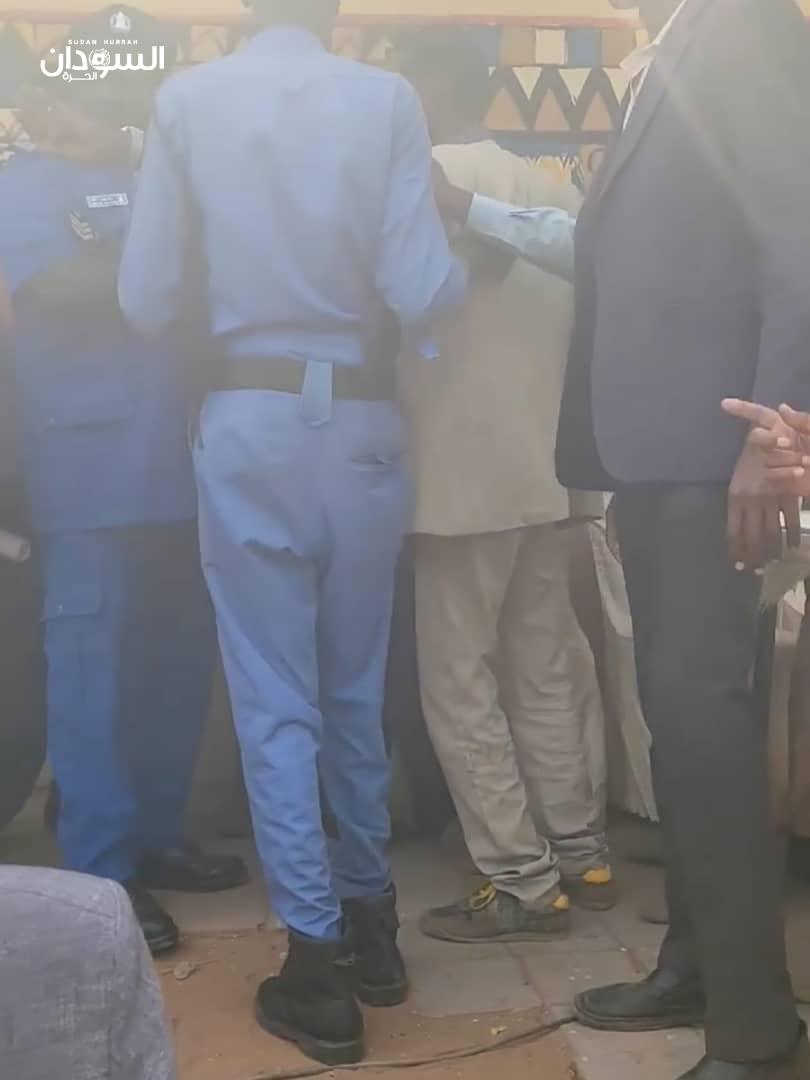 عاجل (السوداني): مجهولان يقتحمان مقر انعقاد الجمعية العمومية لنقابة الصحفيين، ويحاولان إثارة الفوضى، وتمّت السيطرة عليهما، والآن عملية الترشيح والتصويت تتواصل.