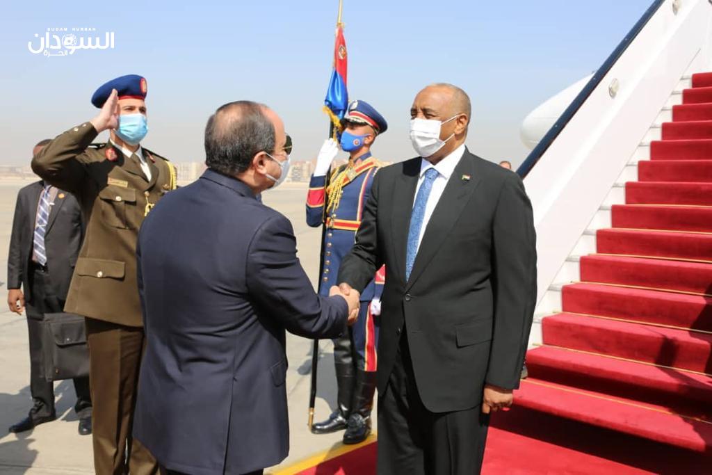 البرهان يصل القاهرة والسيسي يستقبله في المطار
