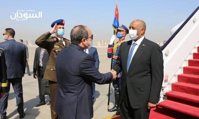 السيسي يستقبل البرهان بمطار القاهرة