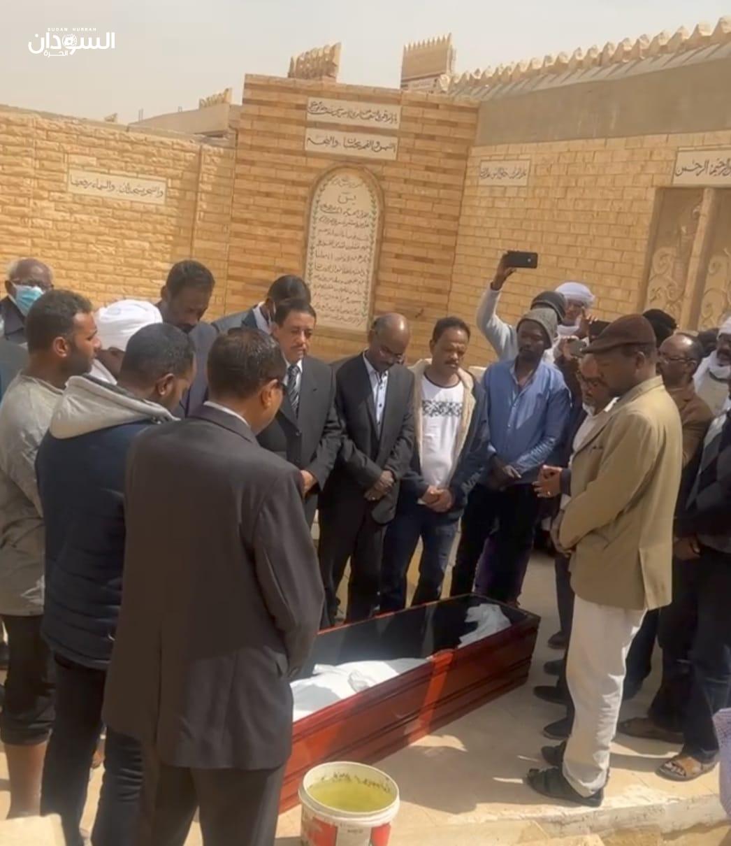 عاجل: الأمين العام لشؤون الأنصار د. عبد المحمود أبو، يشهد مراسم تشييع الراحل السر قدور؛ بالقاهرة، ويتضرّع له بالدعاء ويتلو عليه ورداً من القرآن والصلاة على الرسول الكريم، وسط حضور مقدر من الجالية السودانية. (إنا لله وإنا إليه راجعون)
