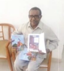 سيوزع مجانًا للمدارس  عالم فلك سوداني يطبع كتيب عن ترشيد الطاقة الكهربائية