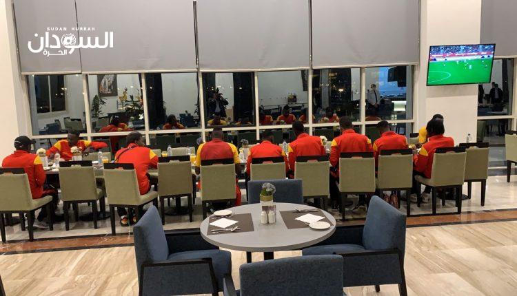 استعداداً لمواجهة الأهلي ..بعثة فريق المريخ تصل فندق الإقامة بالعاصمة المصرية