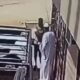 فيديو يوثق نهب (9 طويلة) لمواطن في الخرطوم