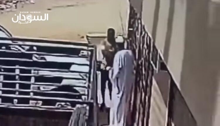 فيديو يوثق نهب (9 طويلة) لمواطن في الخرطوم