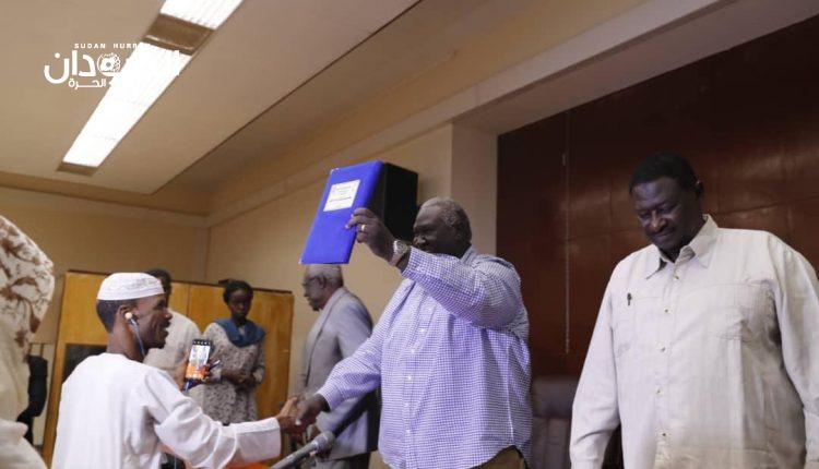 عقار يتسلم الوثيقة التوافقية – السودان الحرة