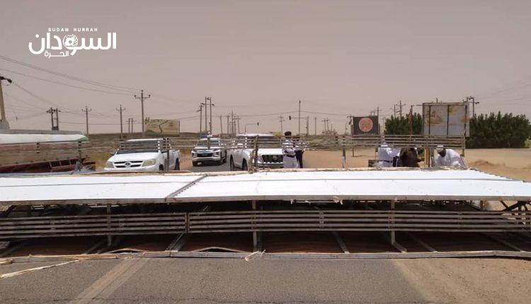 السودان.. سقوط لوحة إعلانية يتسبّب في إغلاق طريق – السودان الحرة