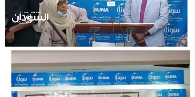 صحفية تحاول قذف التوم هجو بالحذاء