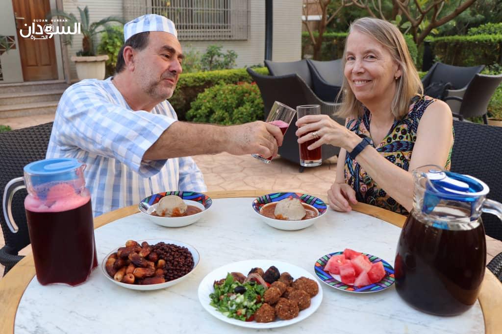القائمة بأعمال السفارة الأمريكية في الخرطوم تأكل العصيدة ويعجبها الكركدى