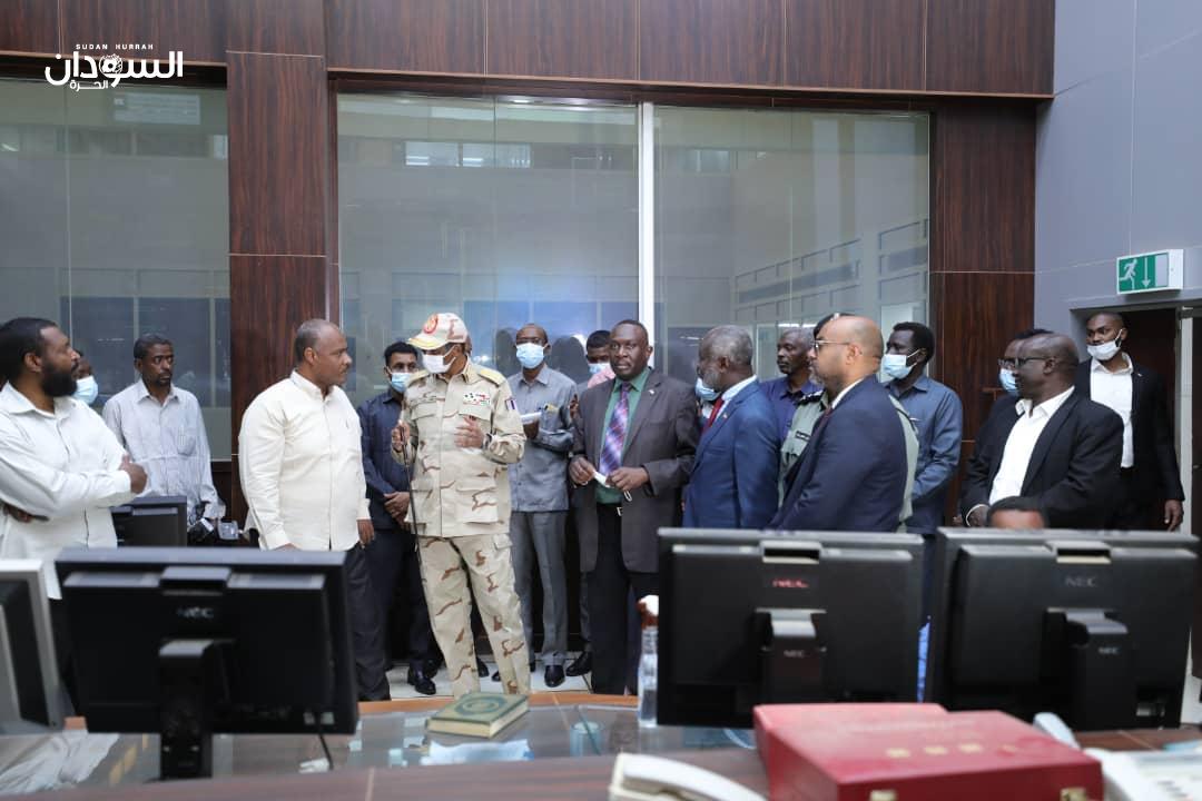 دقلو يتفقد مركزي التوزيع والتحكم للكهرباء