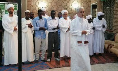 ولد لبات يؤم المصلين بدار حزب المؤتمر الشعبي ومريم الصادق ضمن المصلين