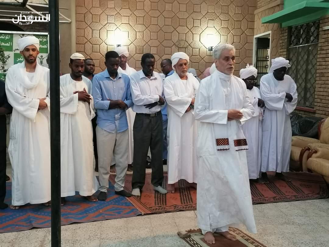 ولد لبات يؤم المصلين بدار حزب المؤتمر الشعبي ومريم الصادق ضمن المصلين