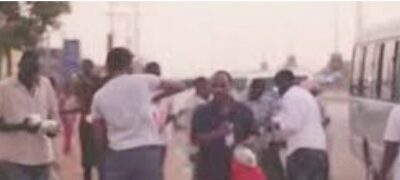 رغم ظروف البلد وتردي الأوضاع   شباب سودانيون ينتشرون بهمة ونشاط في الشوارع والتقاطعات ويوزعون وجبة إفطار لأصحاب المركبات