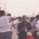 رغم ظروف البلد وتردي الأوضاع   شباب سودانيون ينتشرون بهمة ونشاط في الشوارع والتقاطعات ويوزعون وجبة إفطار لأصحاب المركبات