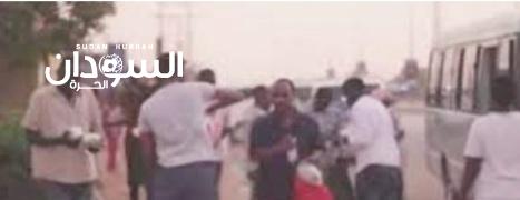 رغم ظروف البلد وتردي الأوضاع شباب سودانيون ينتشرون بهمة ونشاط في الشوارع والتقاطعات ويوزعون وجبة إفطار لأصحاب المركبات