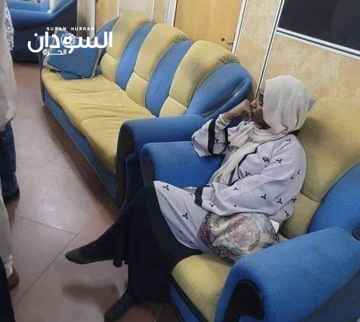 بعد رشقها للتوم هجو بالحذاء .. صفاء الفحل تظهر بقدم حافية