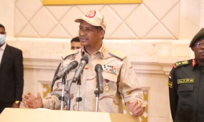 عاجل.. دقلو: (إخوتنا في الحرية والتغيير يقولون إنهم لن ولم يلتقوا العسكر، لكنهم قبل أسبوع اجتمعوا بي وقلت لهم ليس المهم ماذا نريد نحن أو أنتم، إنما المهم ماذا يريد الشعب والبلد).