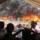 حريق هائل يجبر السكان على إخلاء منازلهم