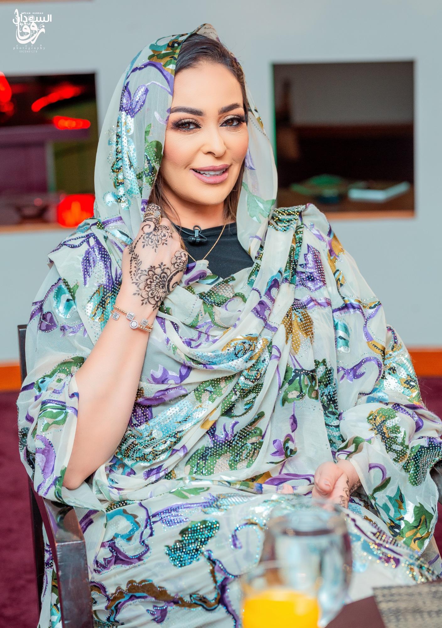 الممثلة المصرية داليا البحيري تبكي في الخرطوم