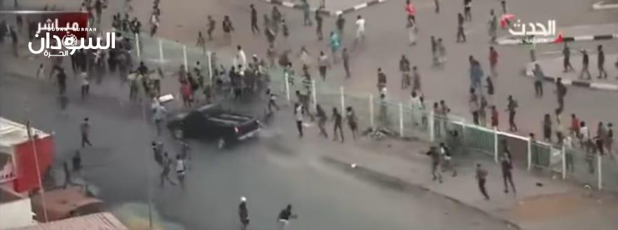 الشرطة السودانية: تهور وطيش سائق دورية الشرطة وسط المتظاهرين هو سلوكٌ مرفوضٌ ولا يشبه الشرطة